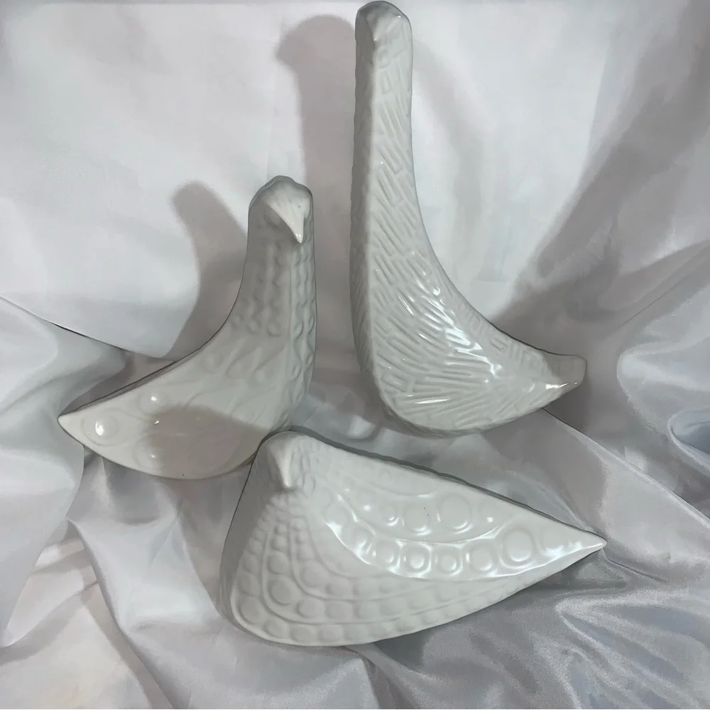 JONATHAN ADLER white salt glazed pottery MEDIUM BIRD figurine of Menagerie Trio