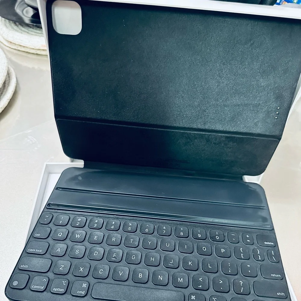 Apple Folio iPad case. Ideal for iPad Pro model 2020 version and up.