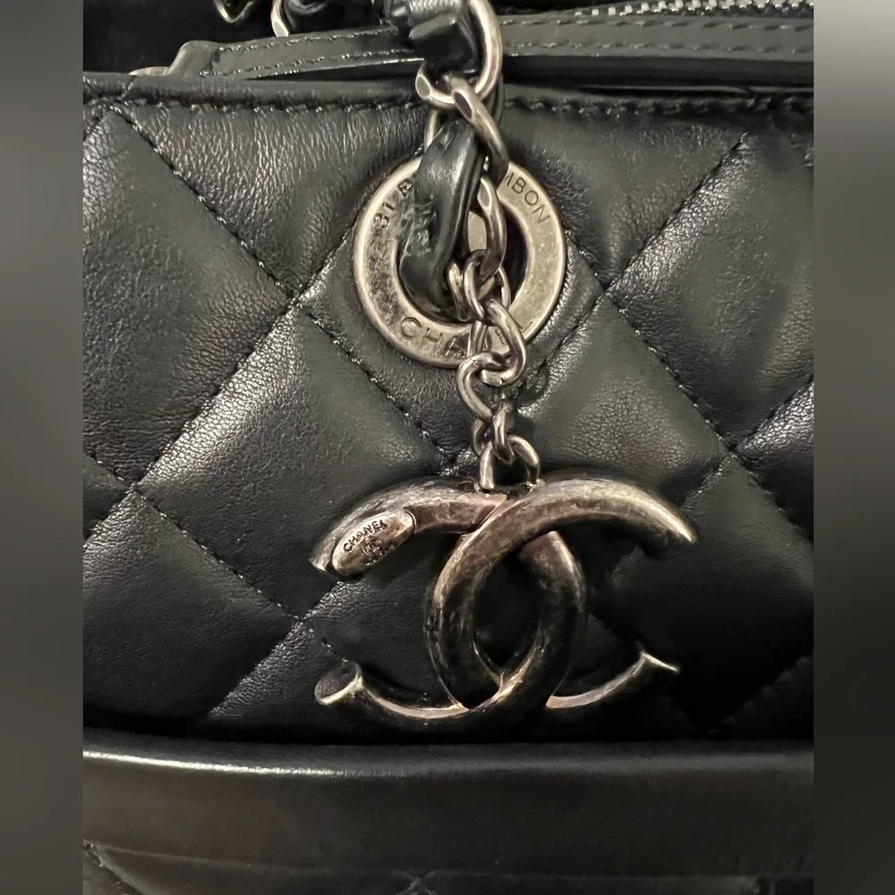 Chanel shoulder handbag with zipper