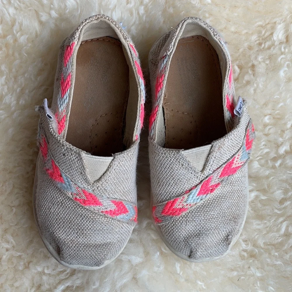 TOMS natural metallic burlap tiny classics size 7