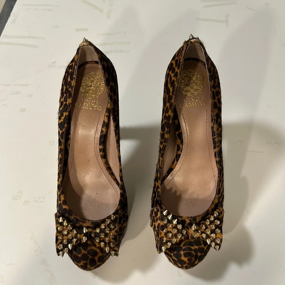 Vince Camuto used cheetah