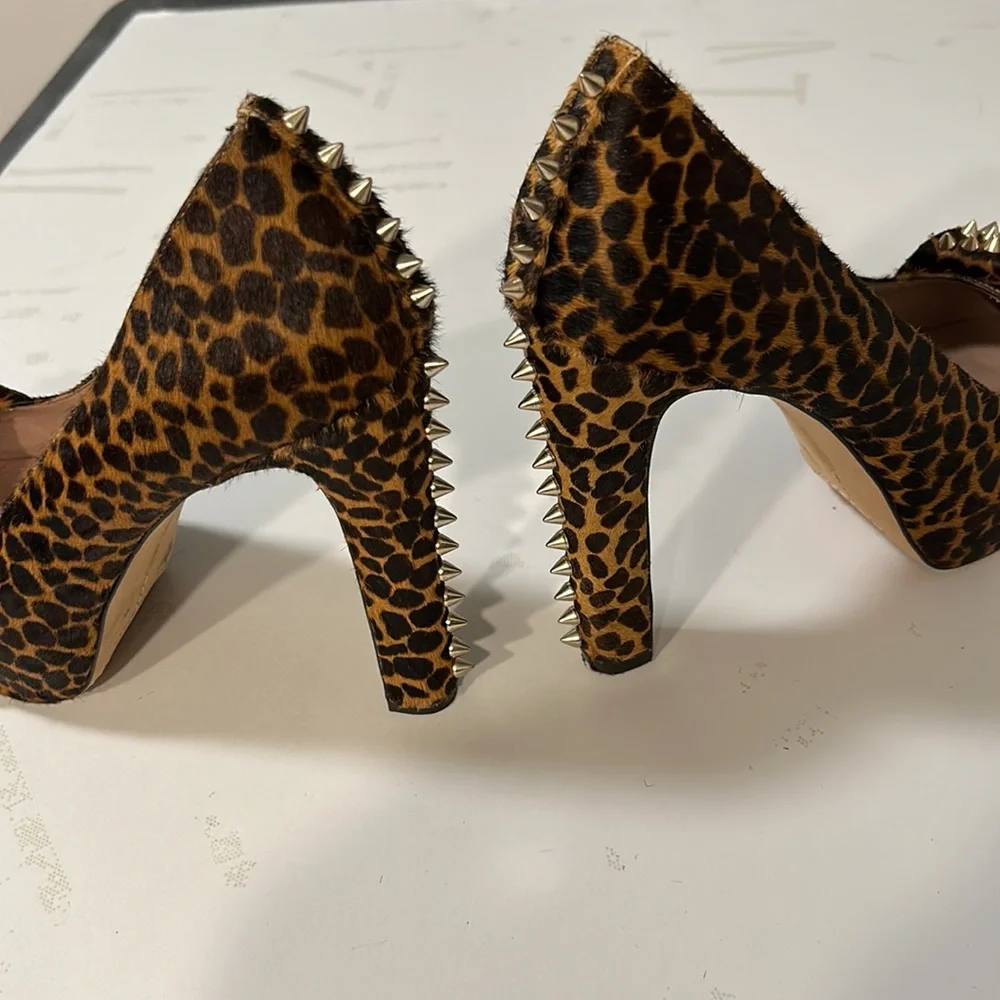 Vince Camuto used cheetah