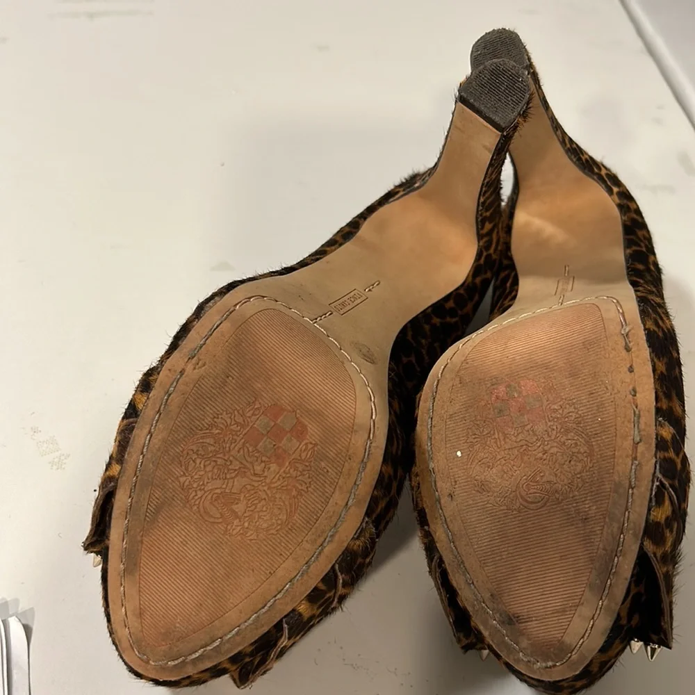 Vince Camuto used cheetah