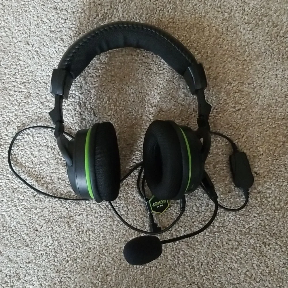 Tutrle beach wired head set. Black and green. One size fits all!