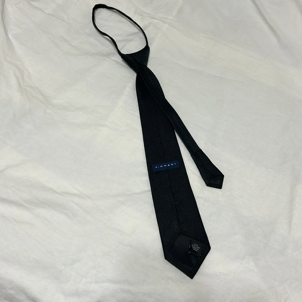 J. Khaki tie black