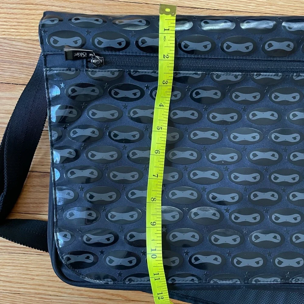 iSkin Black Ninja Laptop Computer Messenger Bag NWOT Quilted Inner Cover