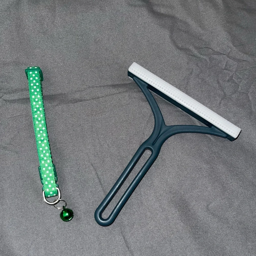 NWOT green cat collar/small dog collar and hair removal brush