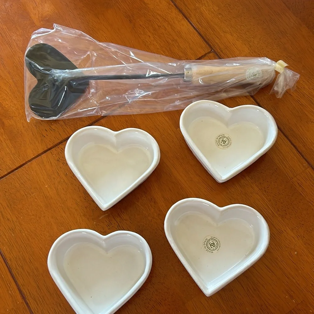 Williams Sonoma set of 6 Creme Brûlée ceramic hearts & heart shape iron