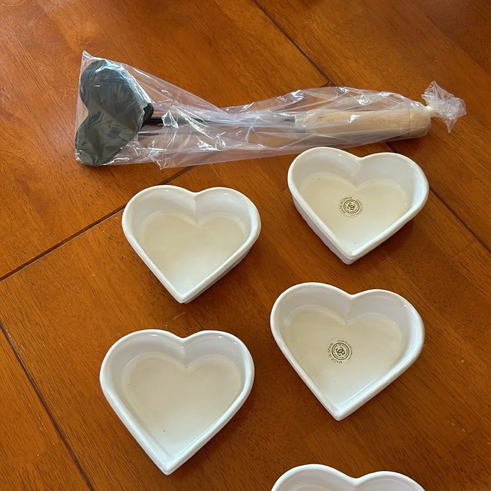Williams Sonoma set of 6 Creme Brûlée ceramic hearts & heart shape iron