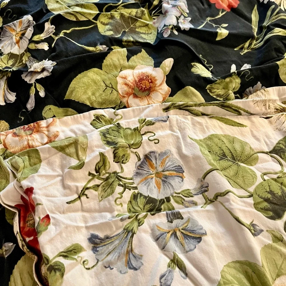 Beautiful Full/Queen 2-sided duvet cover Navy/whitee