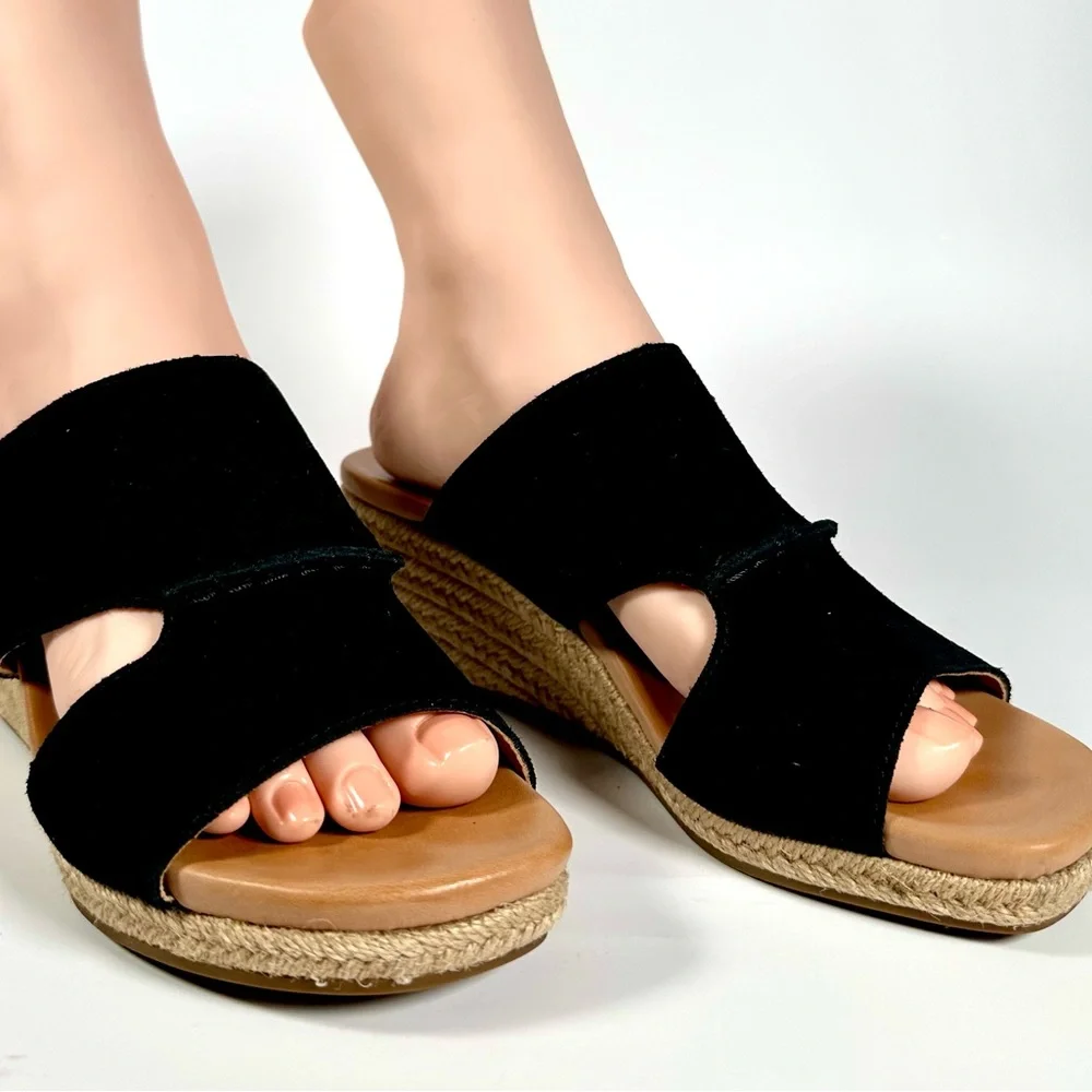 Excellent Condition Ugg Eirene Wedge Sandals