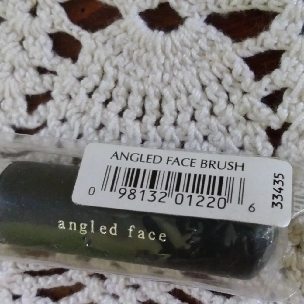 BARE ESCENTIALS ANGLED FACE BRUSH NWOT