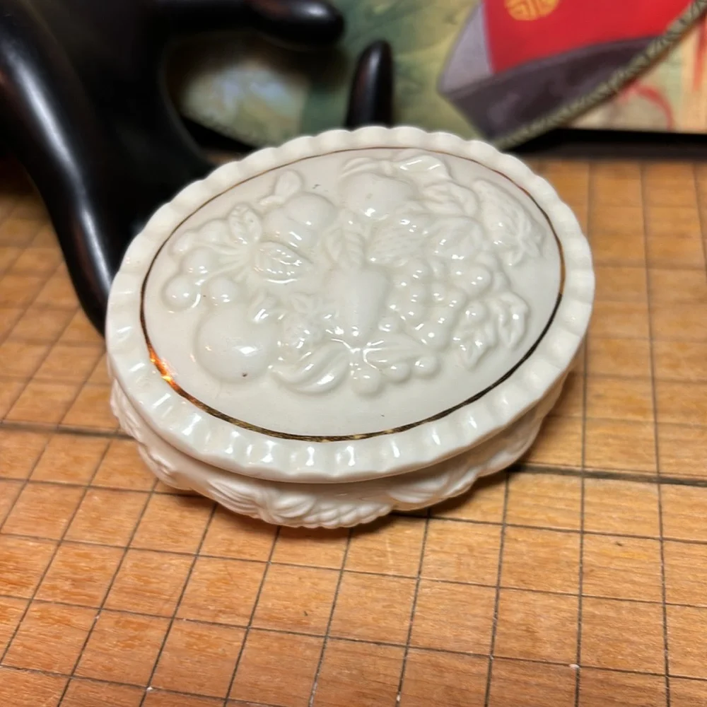 Lenox Fruits Embossed Ceramic Trinket Box Made 1998 EVC Creamy Ivory Gold Trim