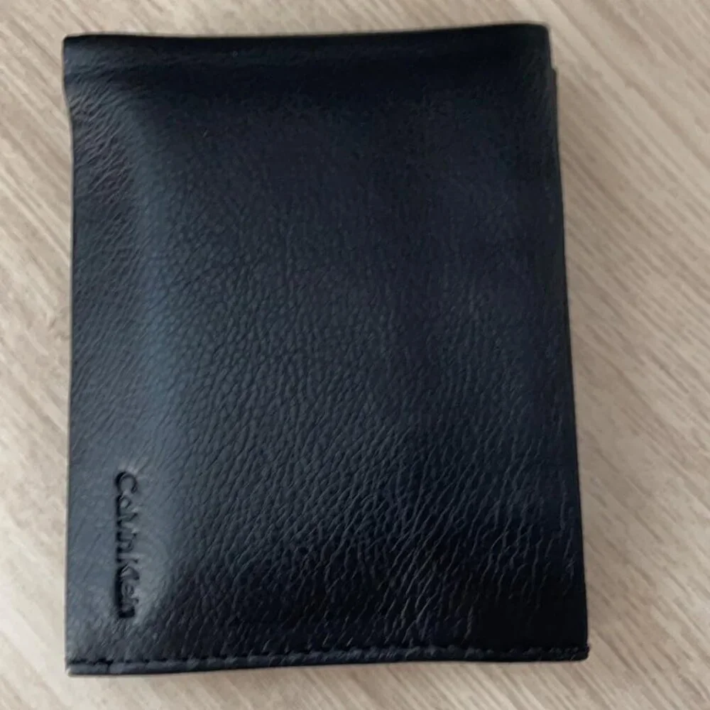Men's RFID Leather Minimalist Bifold Wallet with Multiple Card Slots and ID
