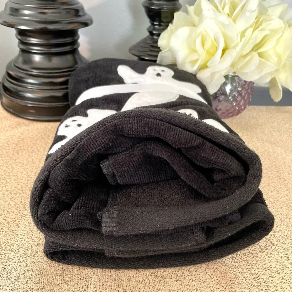 NWT Set of 2 Glow In The Dark Ghost 👻 Hand Towels
