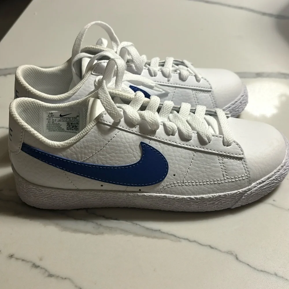 Brand new Nike boys low white sneakers with blue check size 3.5!