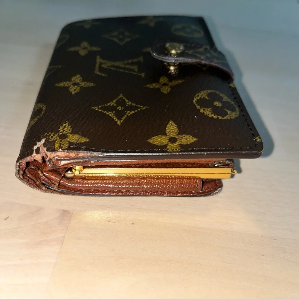 LOUIS VUITTON Kiss-Lock Monogram Canvas Leather Bifold Wallet