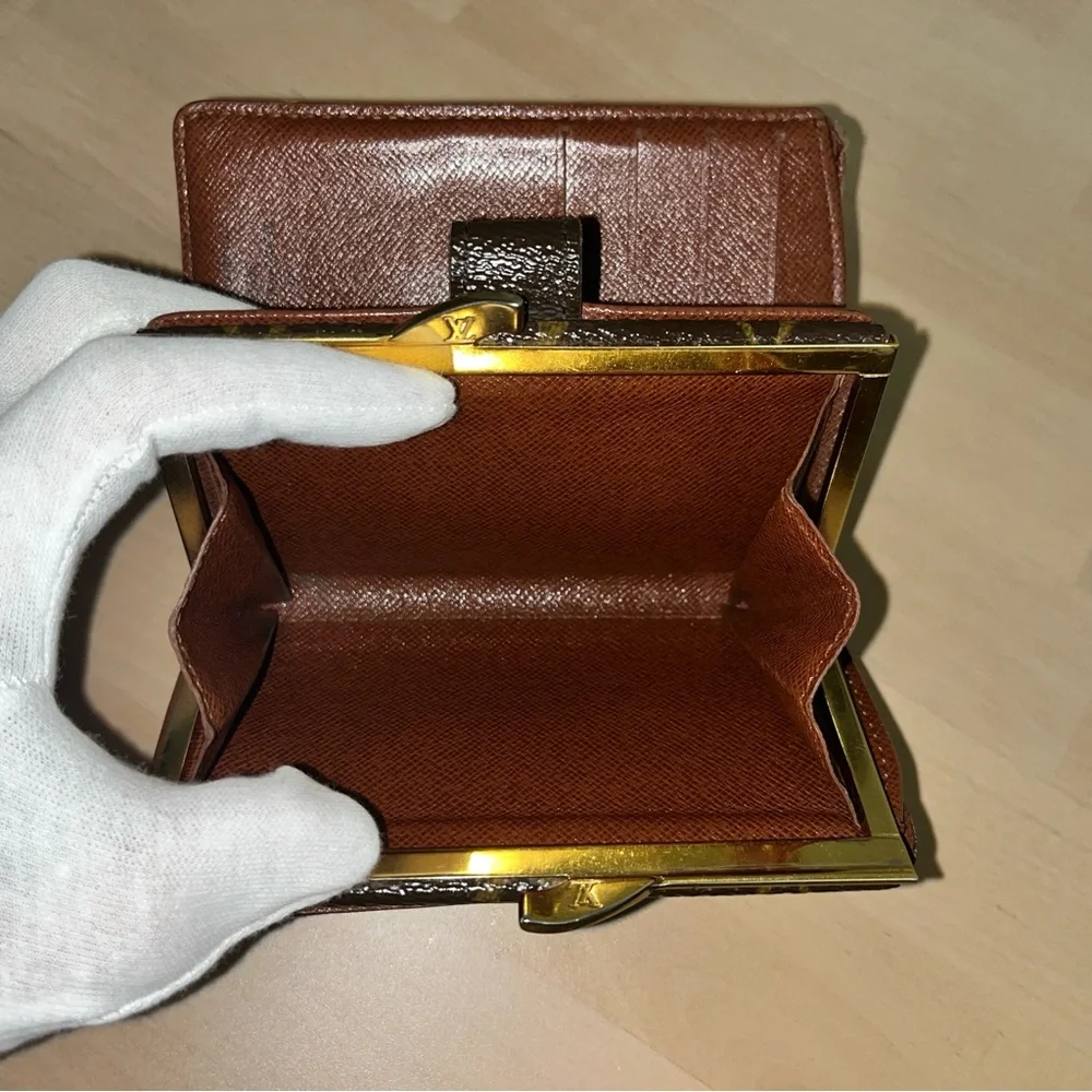 LOUIS VUITTON Kiss-Lock Monogram Canvas Leather Bifold Wallet
