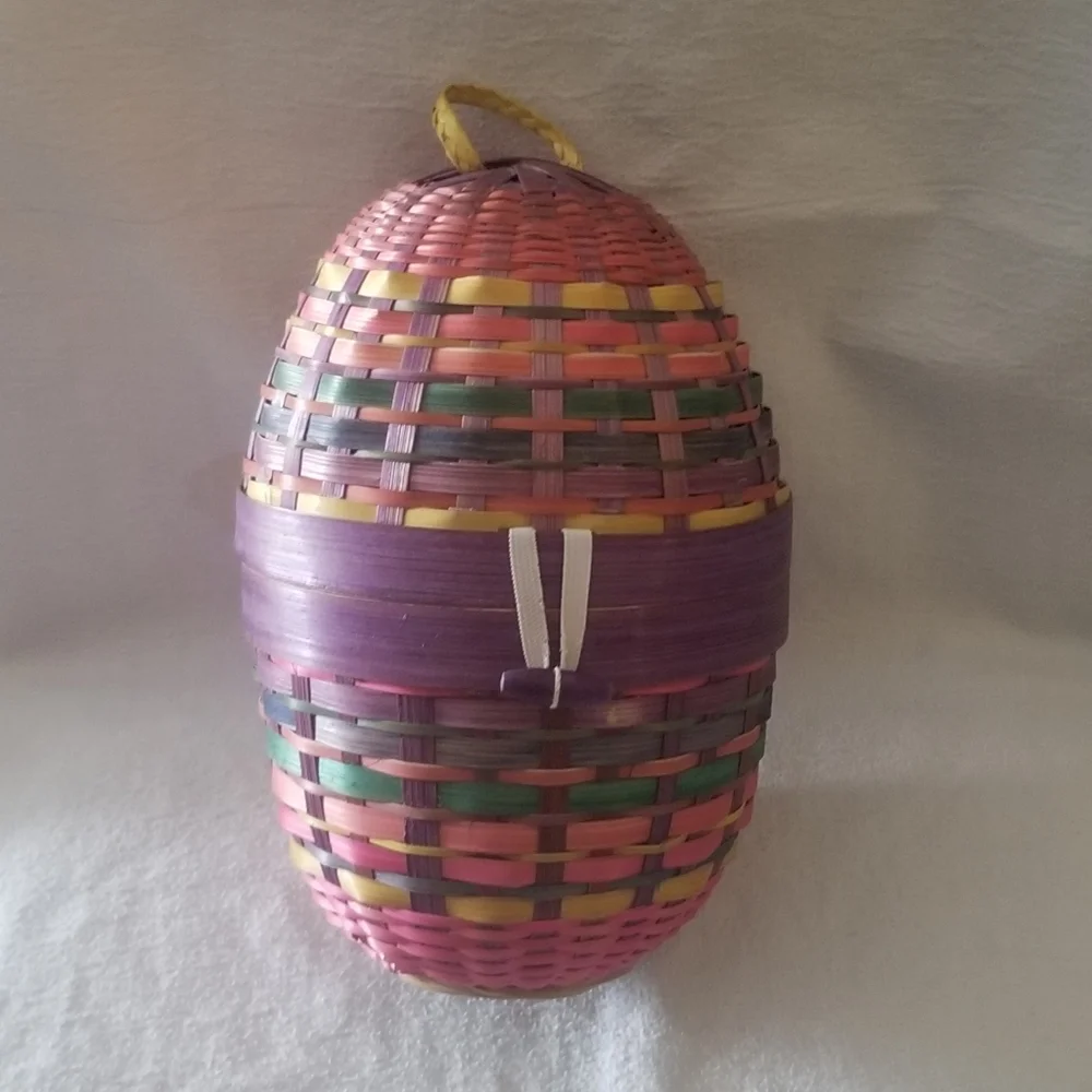 VGUC vtg egg shaped wicker basket