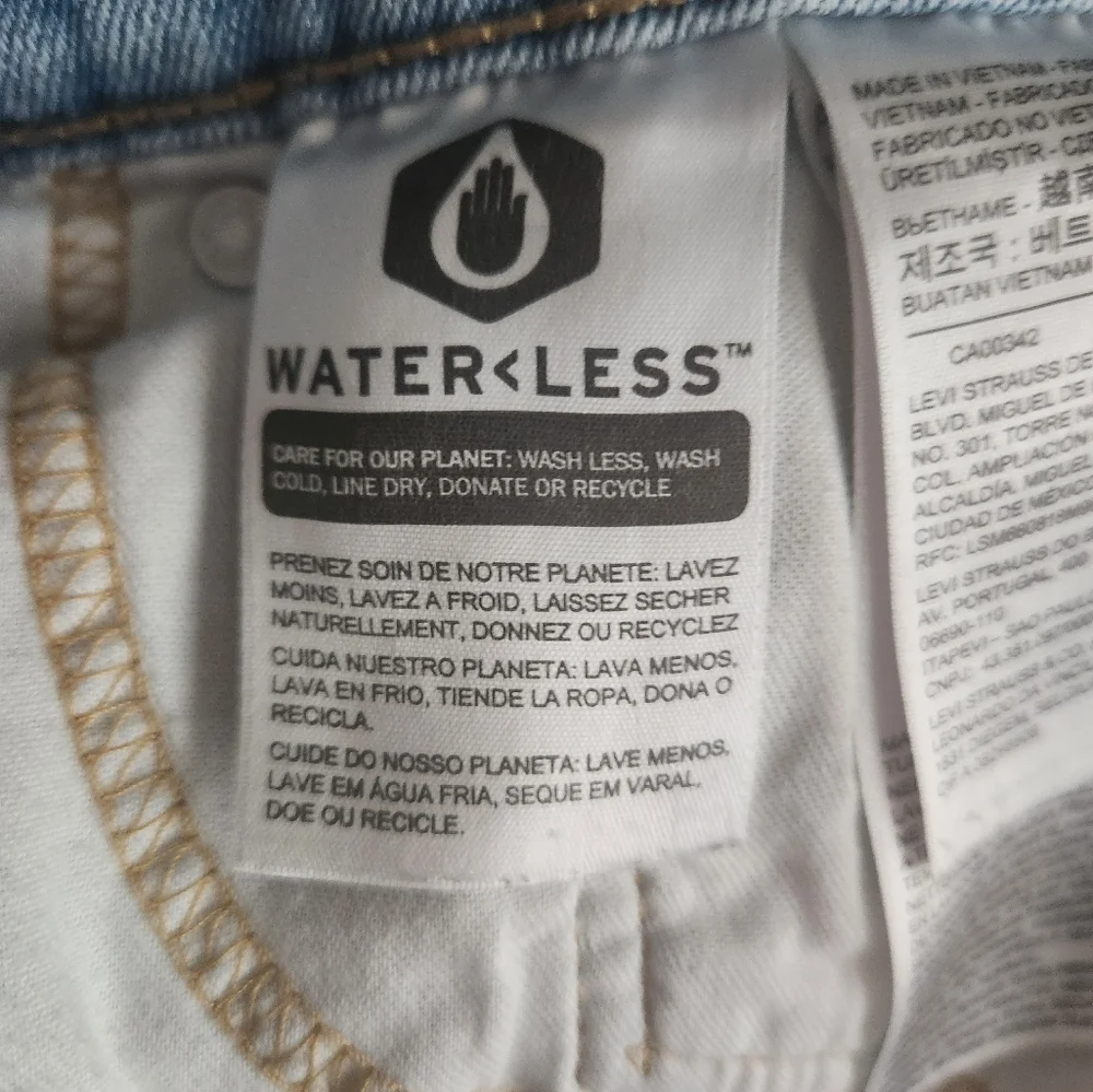 Levis excellent preowned