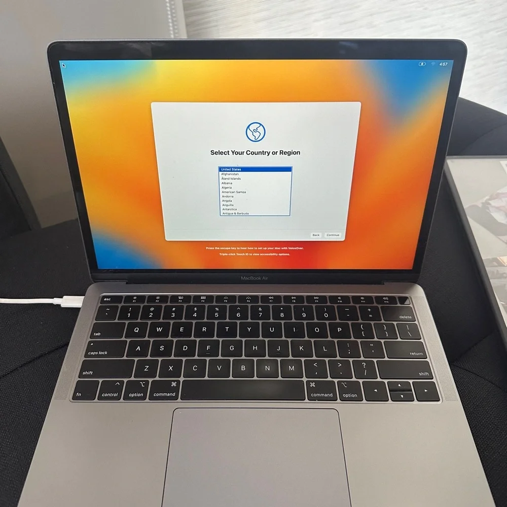 Apple MacBook Air - Silver 256gb 8ram