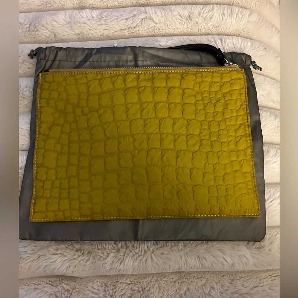 Tous stylish yellow