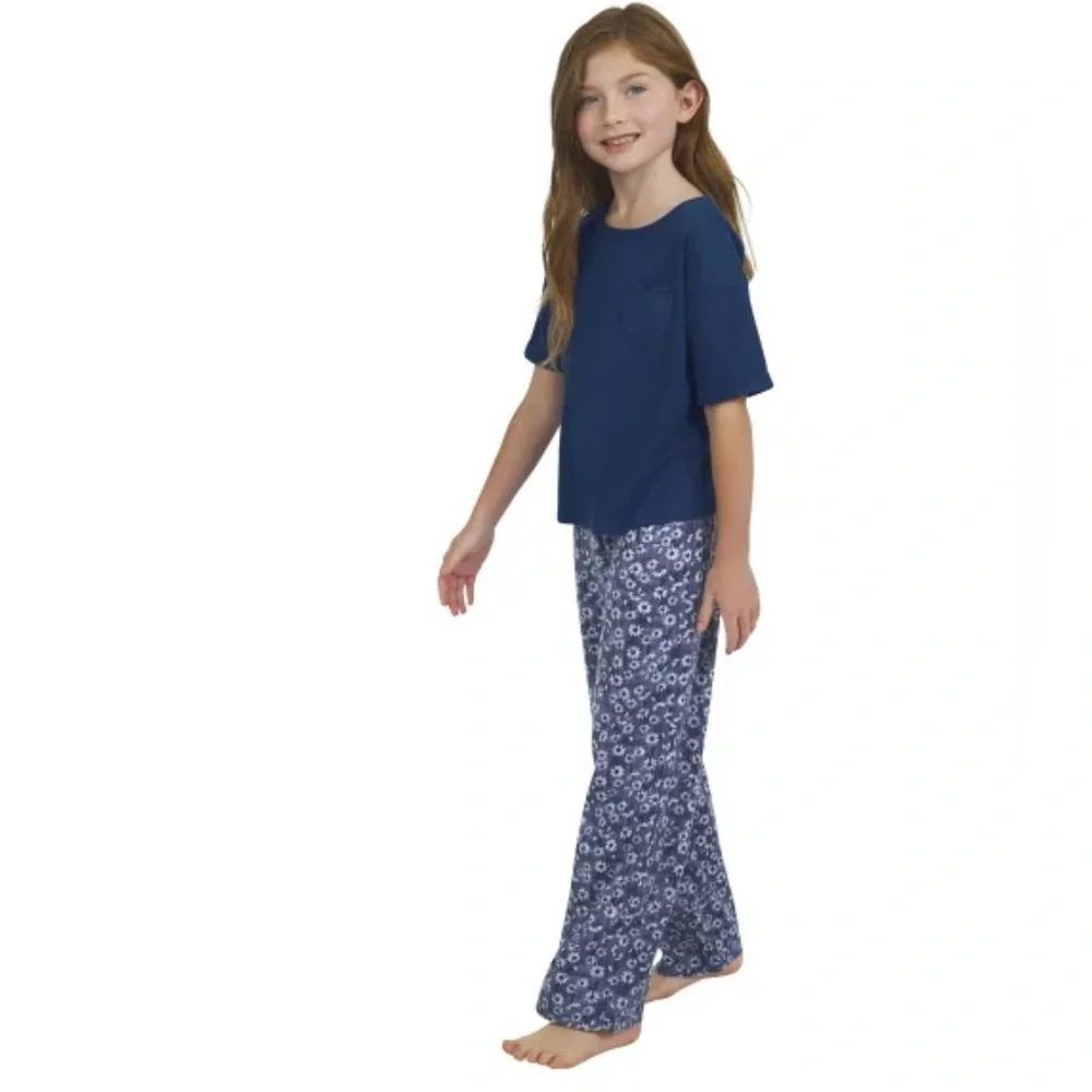 Lands End features elastic
