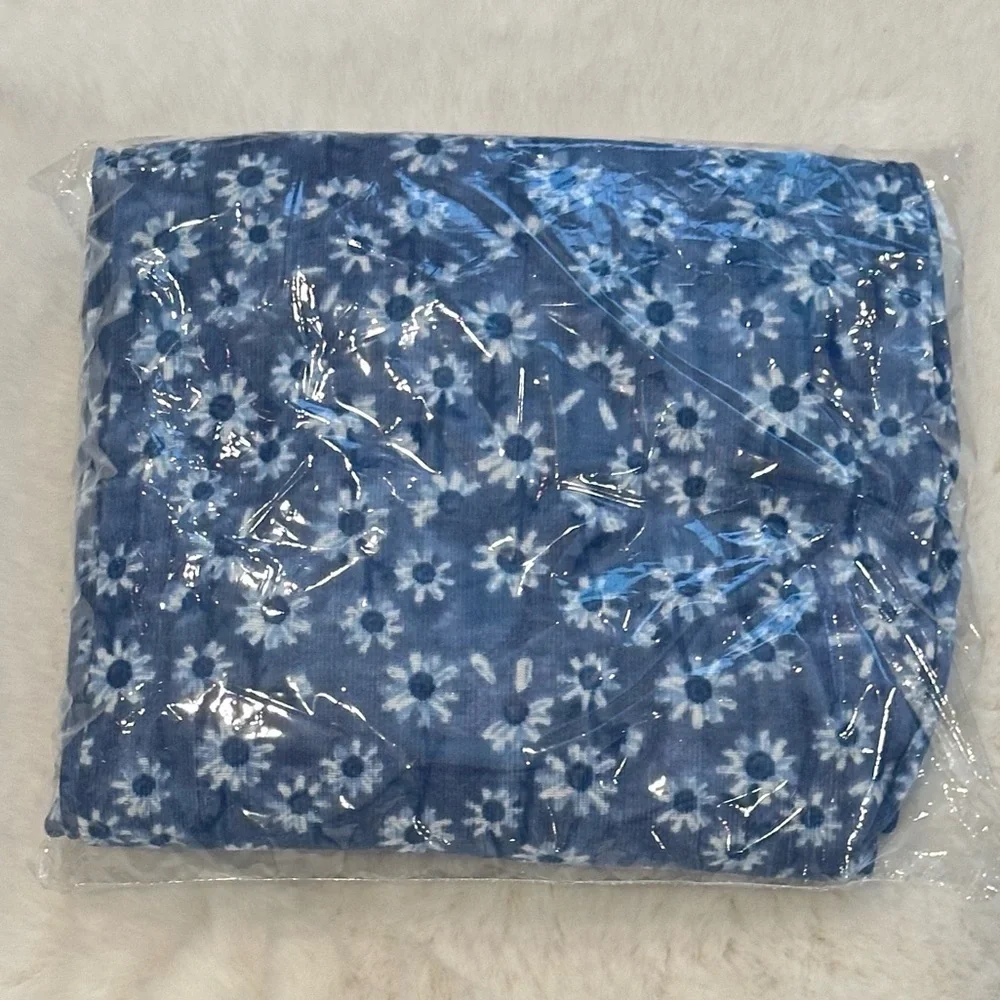 Lands End features elastic