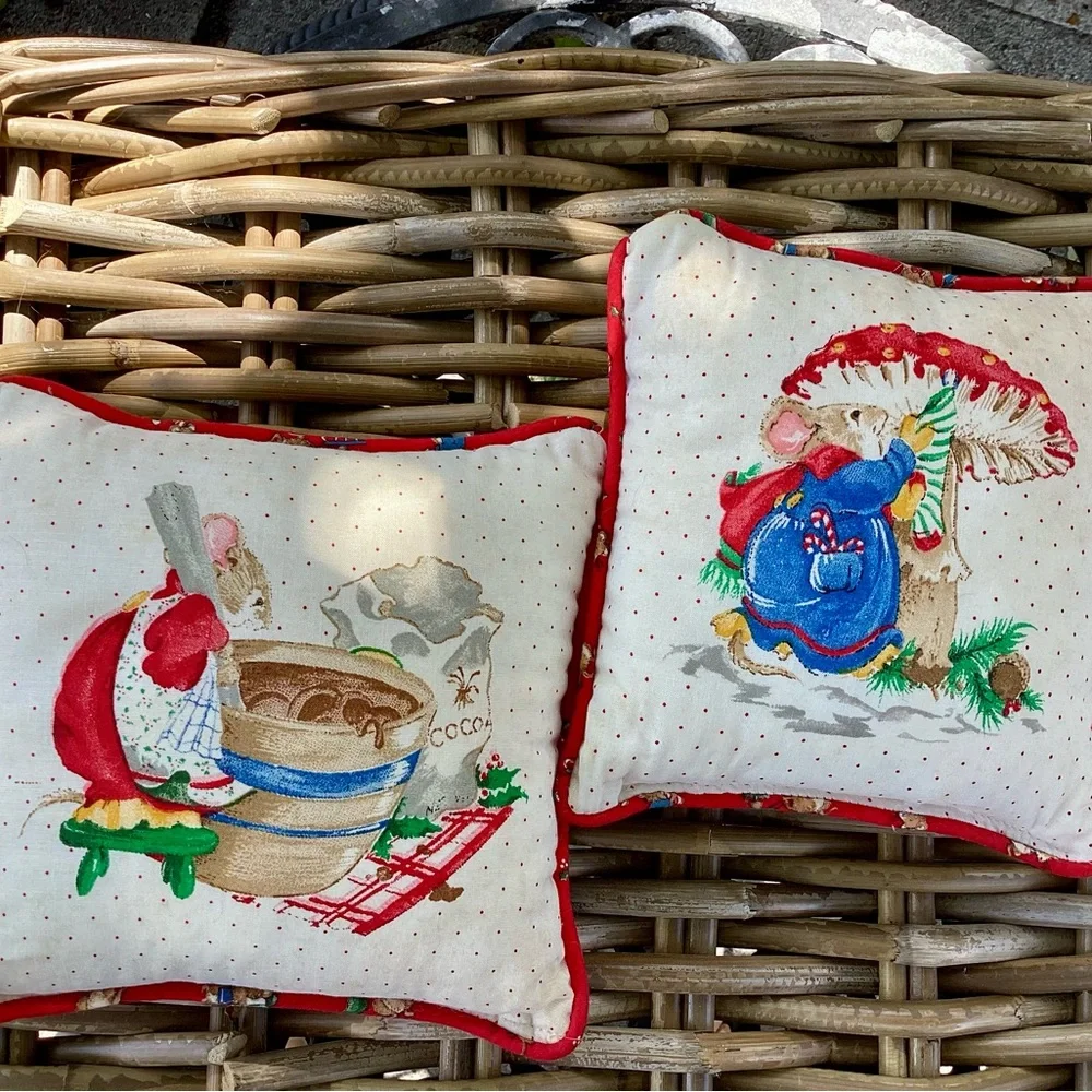 Cranston Mistletoe Mice Christmas Small Decorative Cottage-core Pillow Set (2)