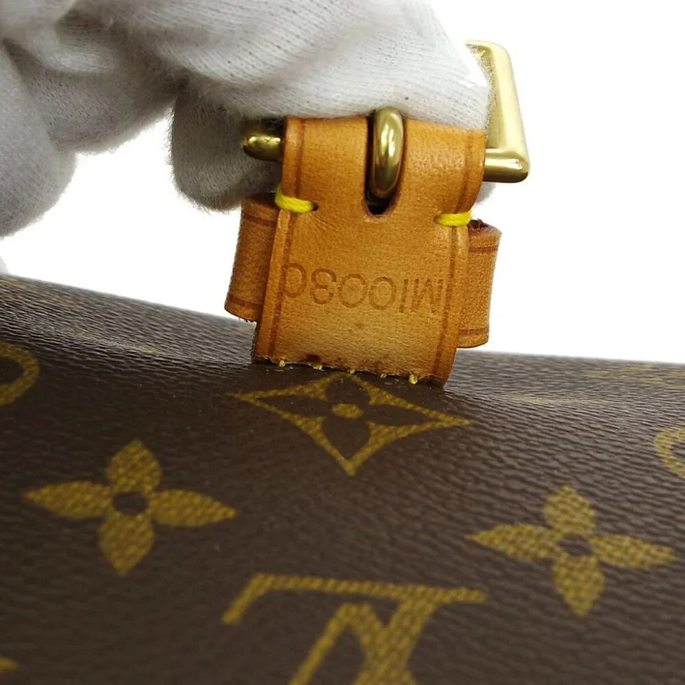 Louis Vuitton outside ab