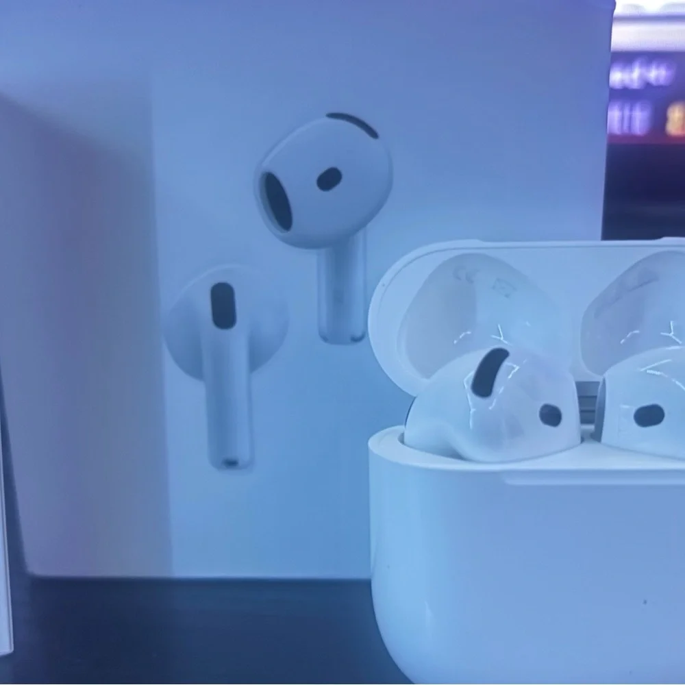 Apple White AirPods Wireless Headset(Gen 4)Active noise cancellation