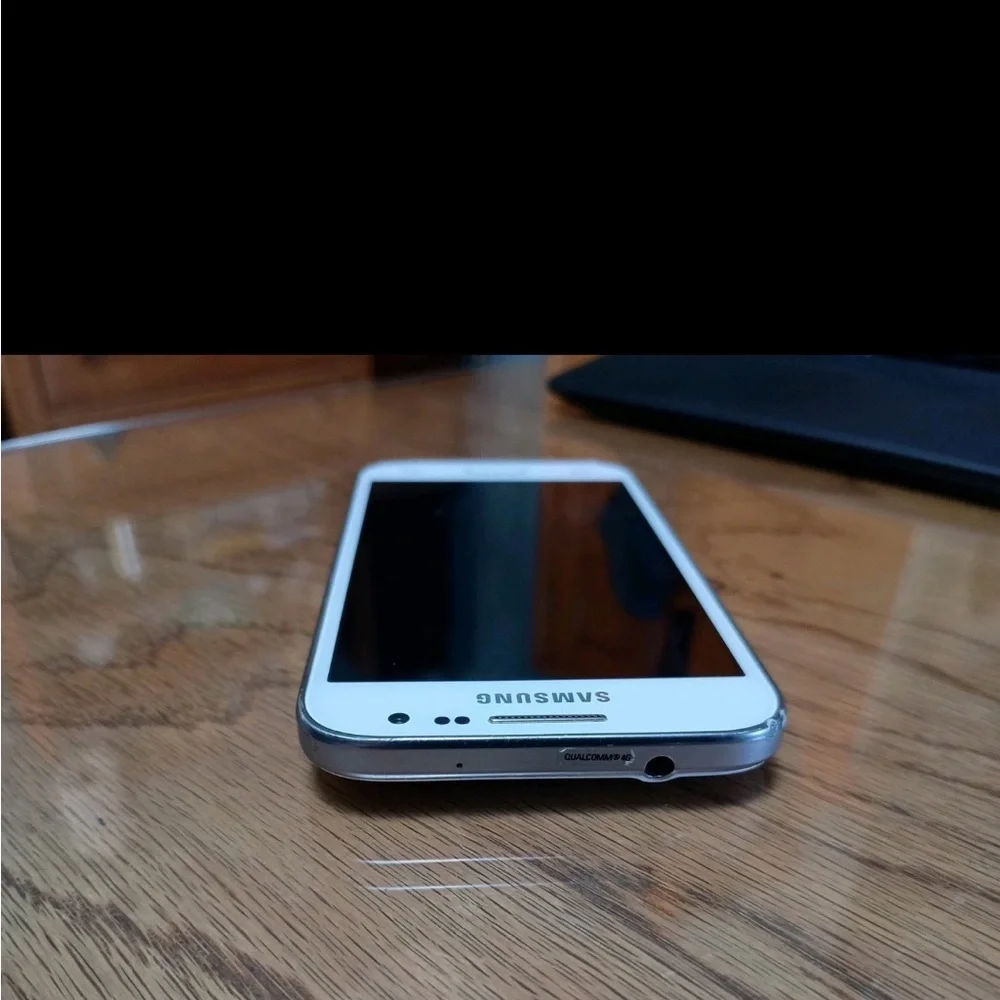 Samsung White Smartphone with Sleek Design and Rounded Corners