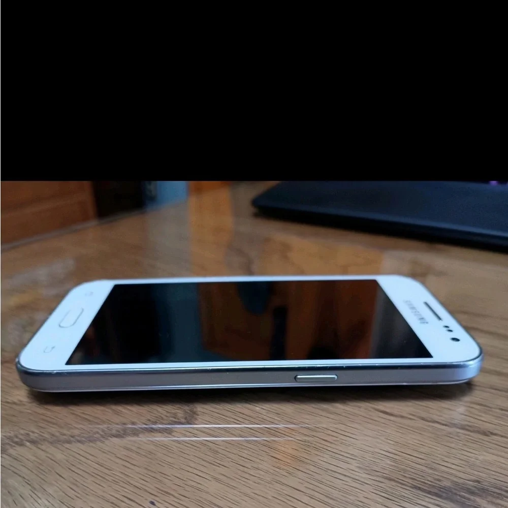 Samsung White Smartphone with Sleek Design and Rounded Corners