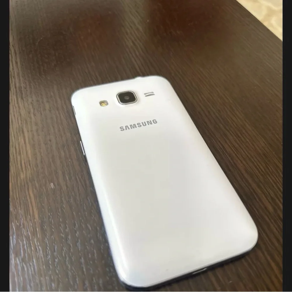 Samsung White Smartphone with Sleek Design and Rounded Corners