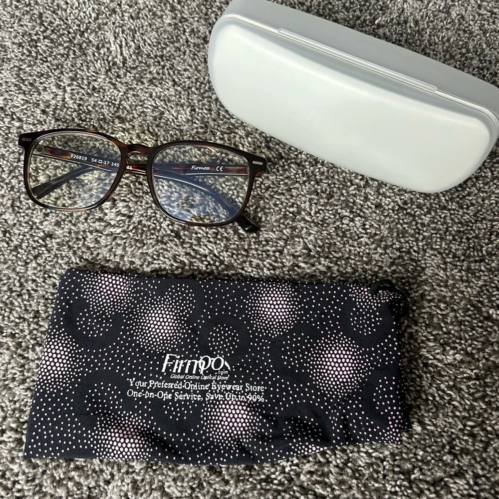 Blue-Light tortoise shell glasses.
