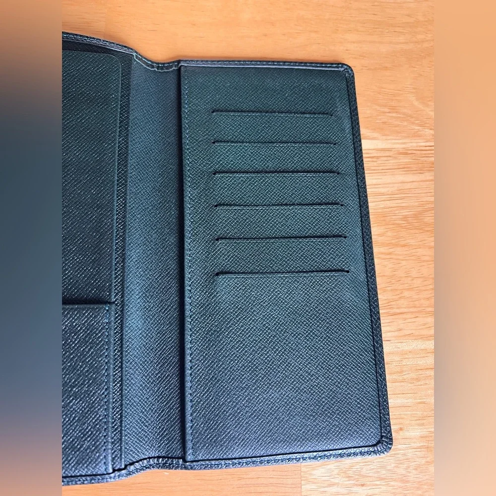 Louis Vuitton Taiga Porte Valeurs Cartes Dark Green Leather Wallet code V11918