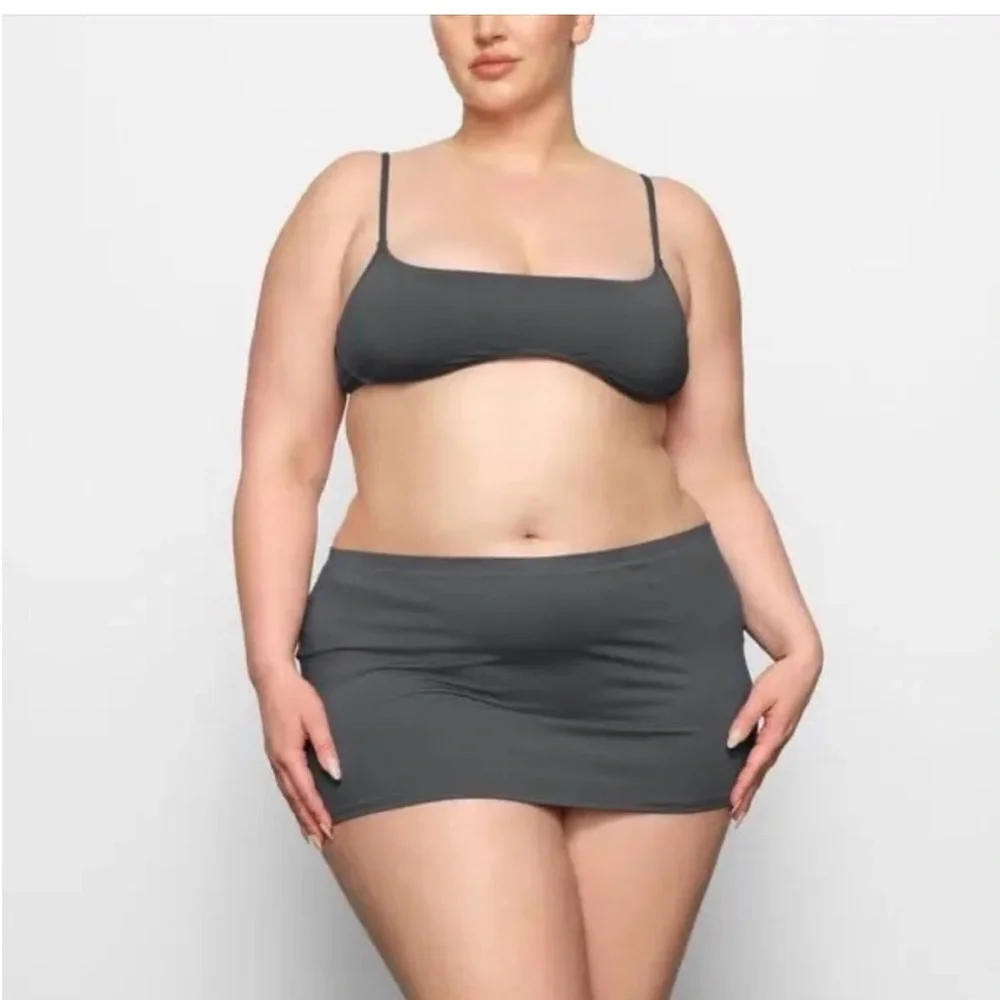 SKIMS micro scoop bikini top gunmetal nwt