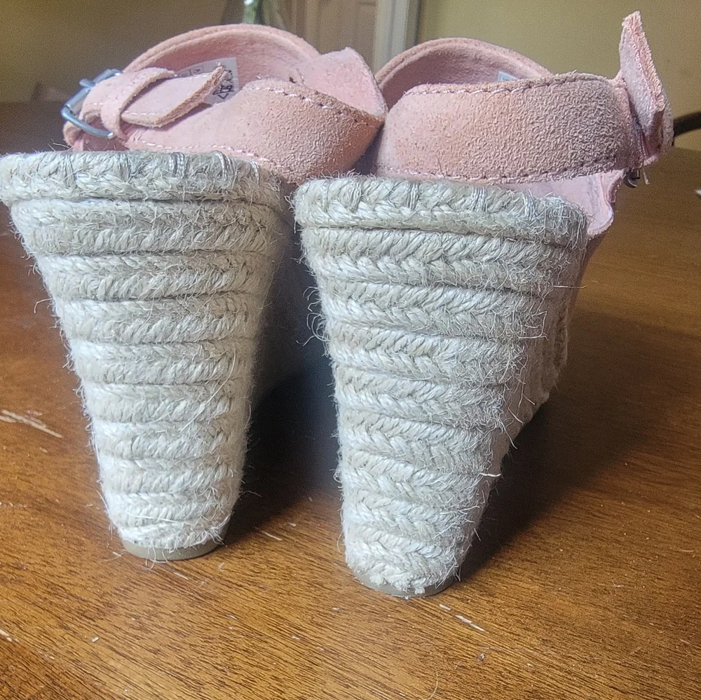 Toms step out