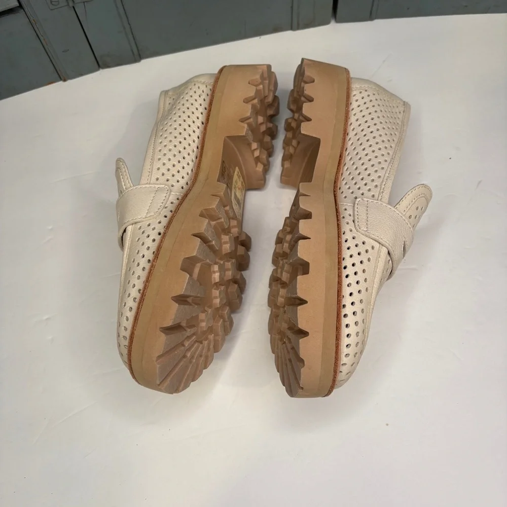 Dolce Vita leather upper