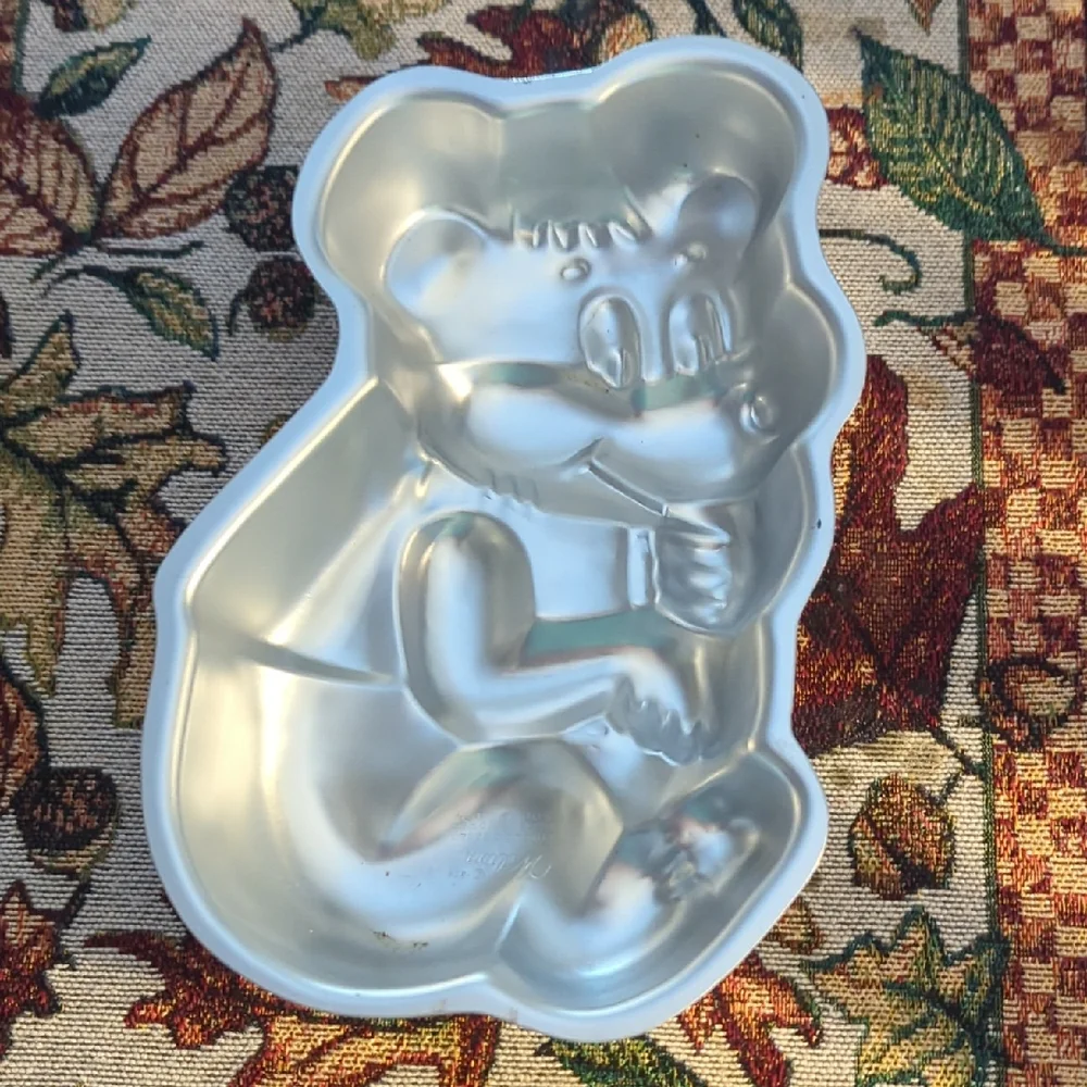 Wilton durable bakeware