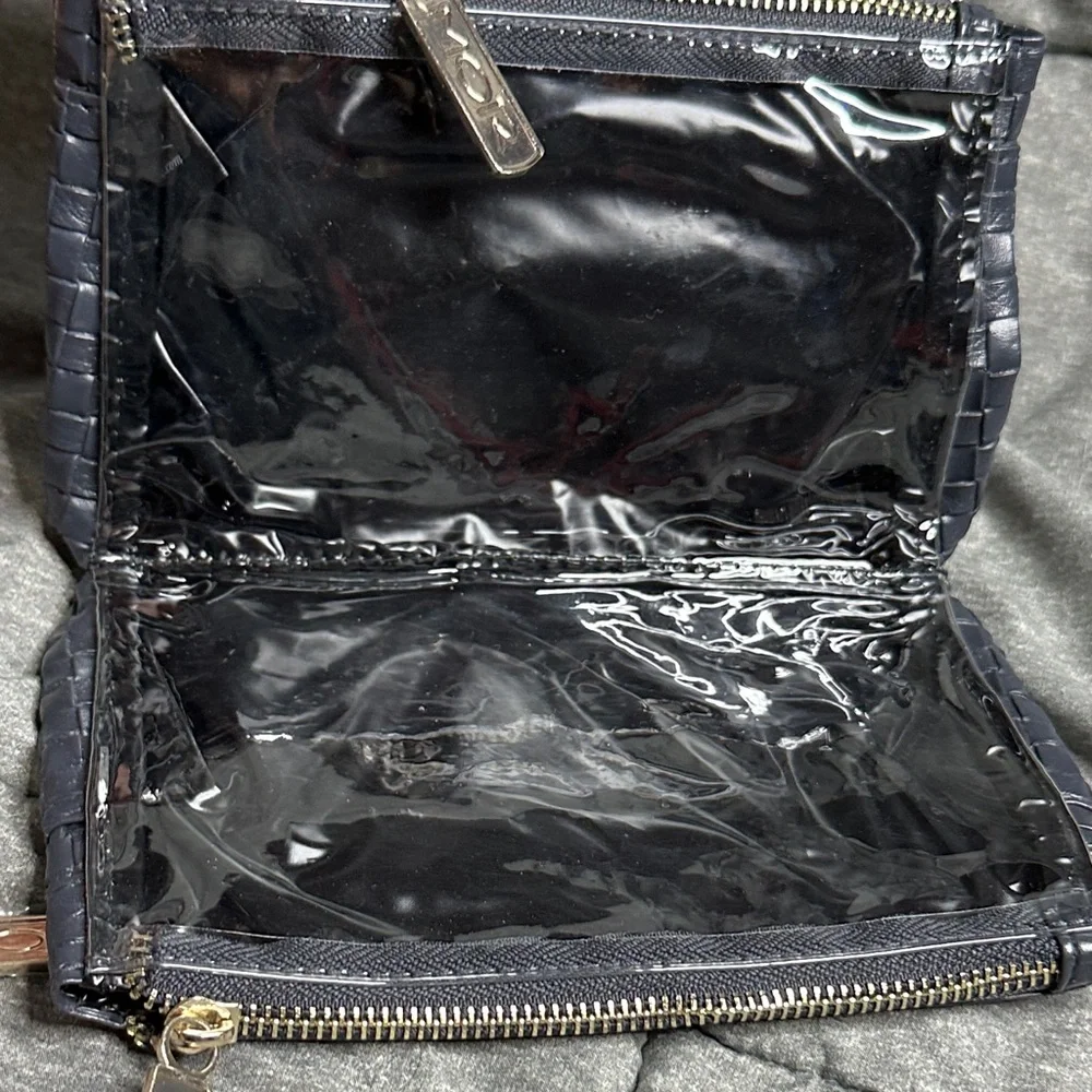 N/A features stylish clutch