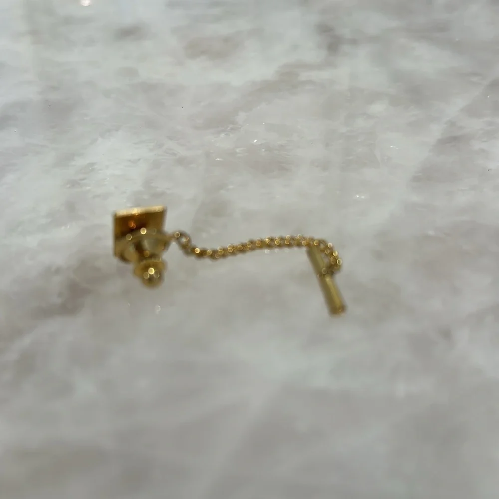 N/A elegant gold