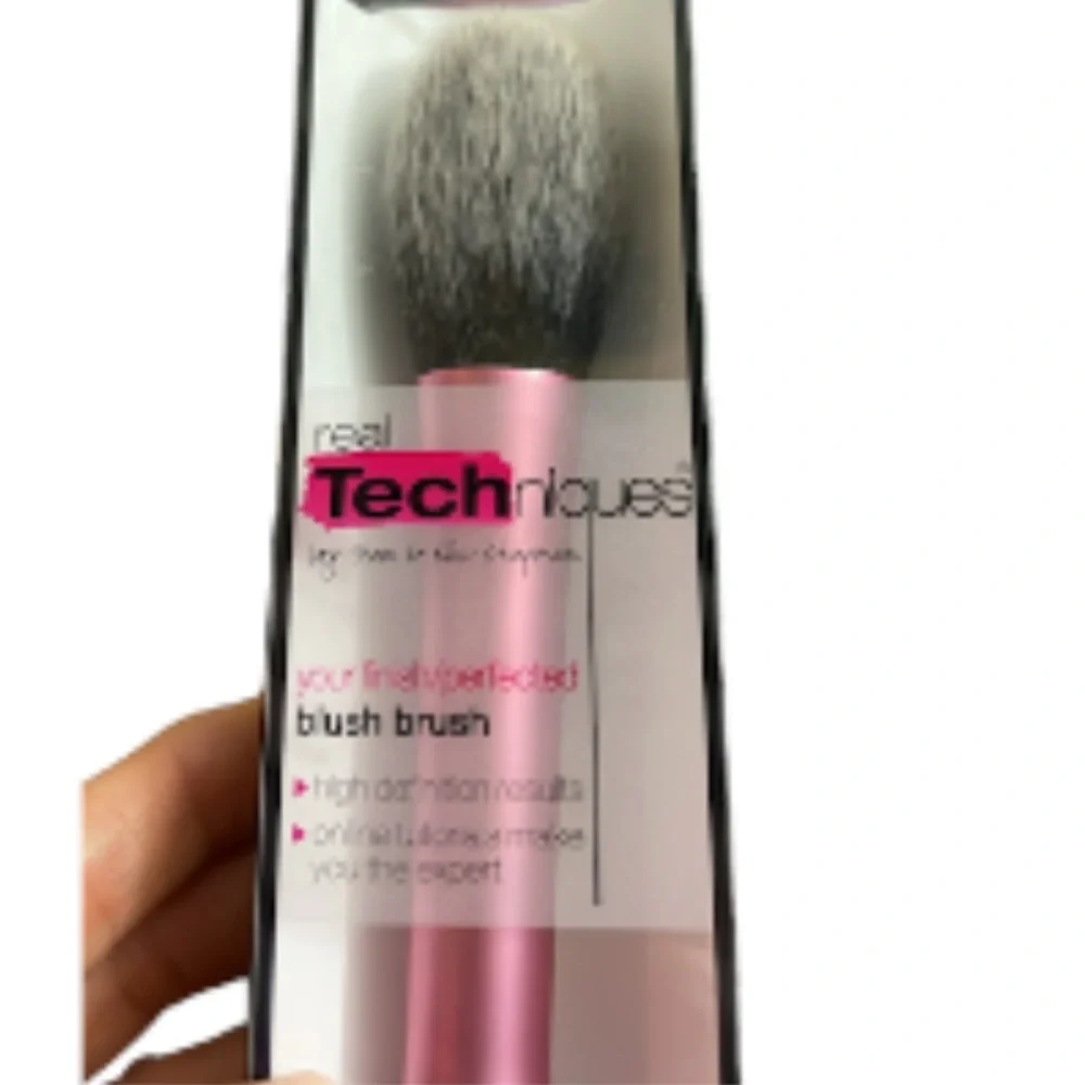 Real Techniques Blush Brush Your Finish Perfected Self-Standing Ultra Plush