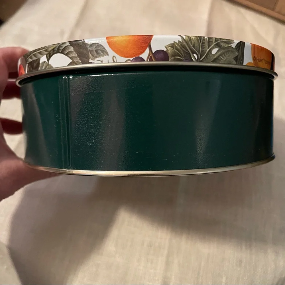 unbranded round tin