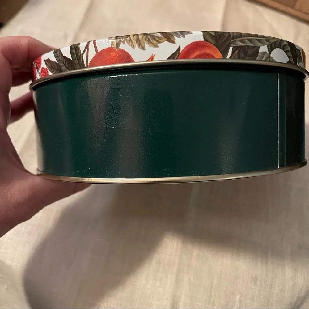 unbranded round tin
