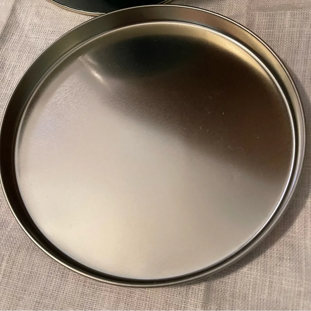 unbranded round tin