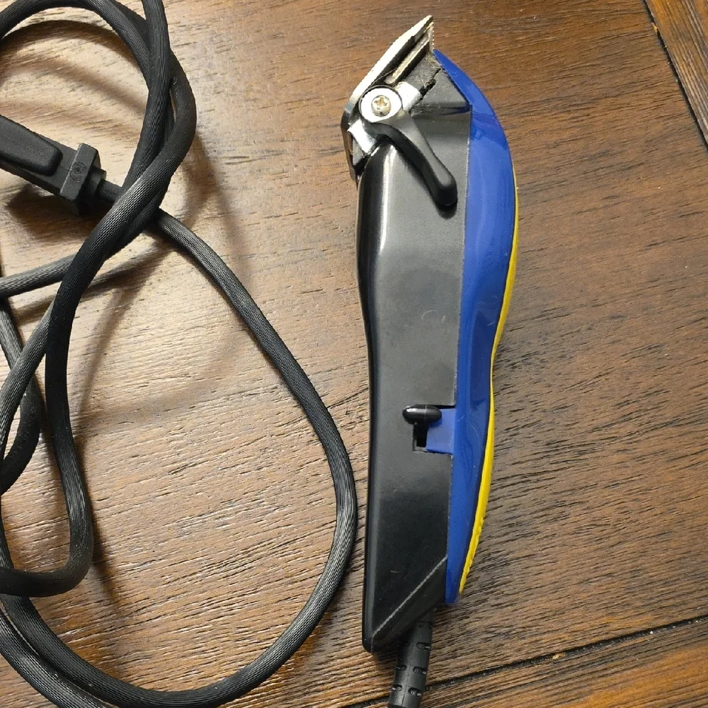 Wahl Blue and Yellow Grooming Tool