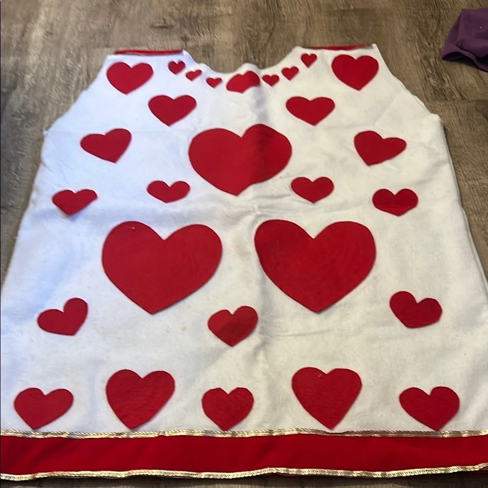 Heart Patterned White and Red Vest Alice in wonderland card