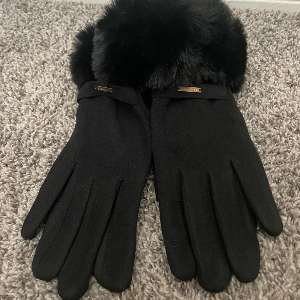 Elegant Black Fur-Trimmed Gloves NWOT with gold accent
