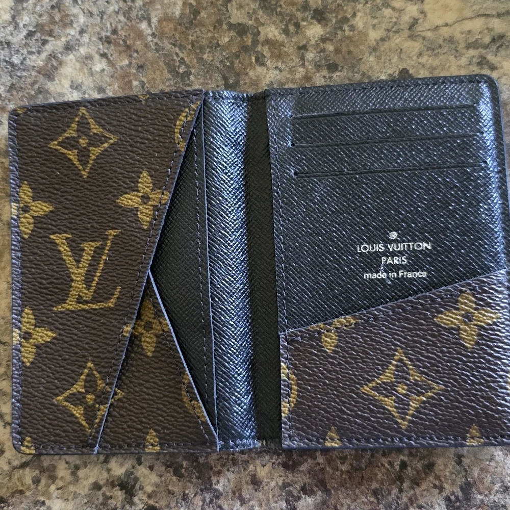 Louis Vuitton card gold